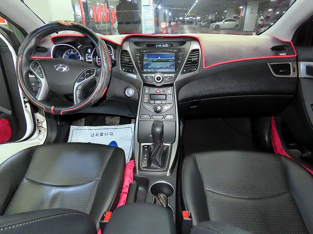 HYUNDAI Avante - Vista 10