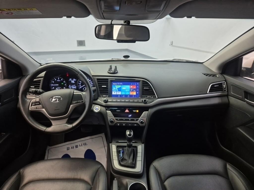 HYUNDAI Avante - Vista 7