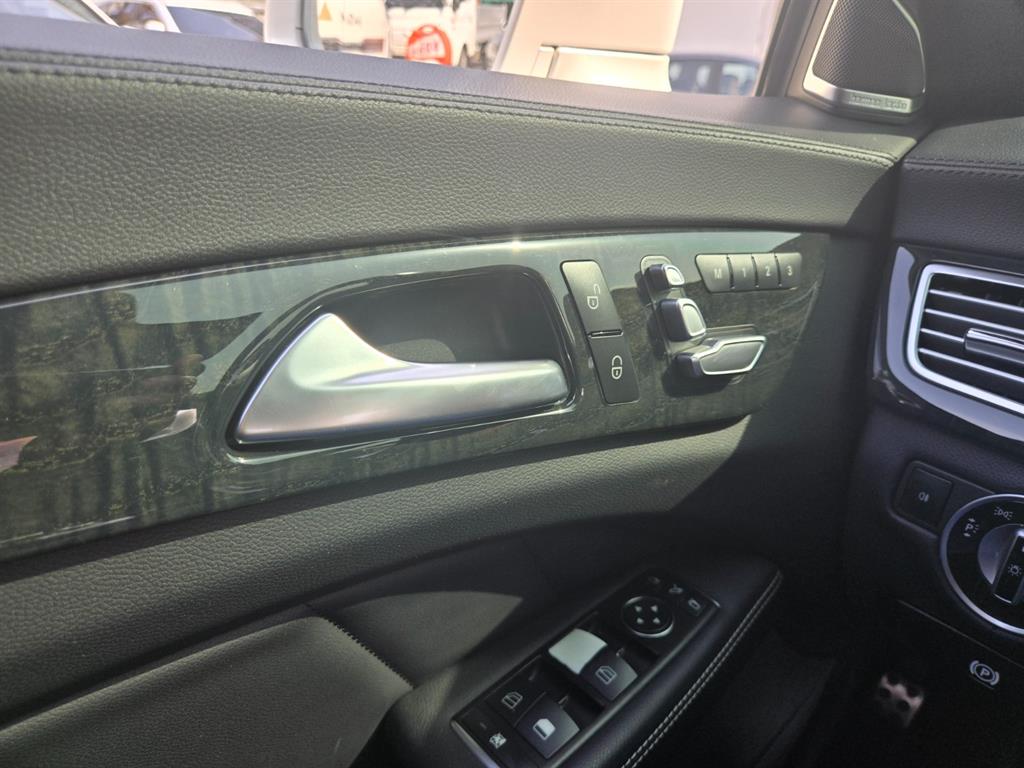 Mercedes Benz CLS Class - Vista 11