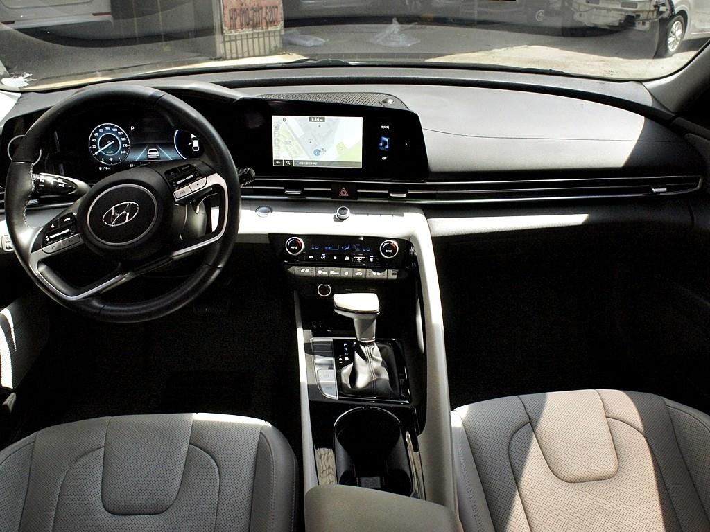 HYUNDAI Avante - Vista 9