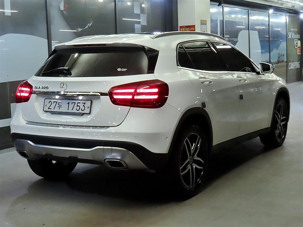 Mercedes Benz GLA Class - Vista 4