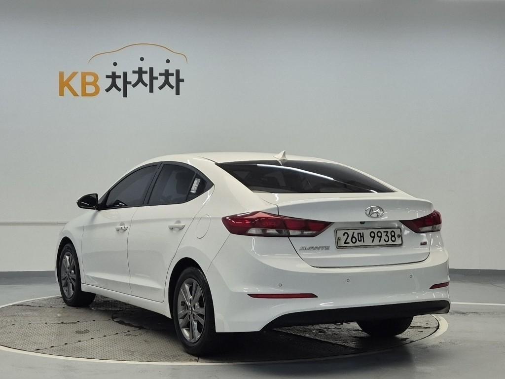 HYUNDAI Avante - Vista 2