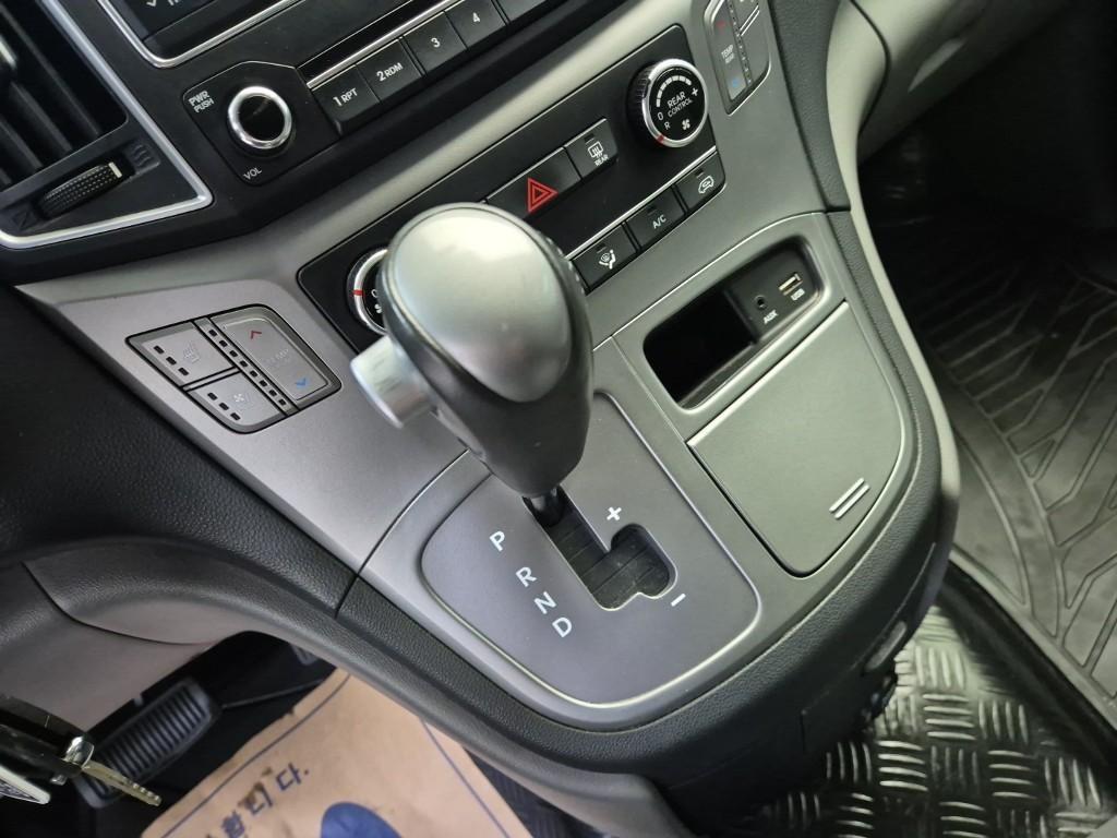 HYUNDAI Starex - Vista 8