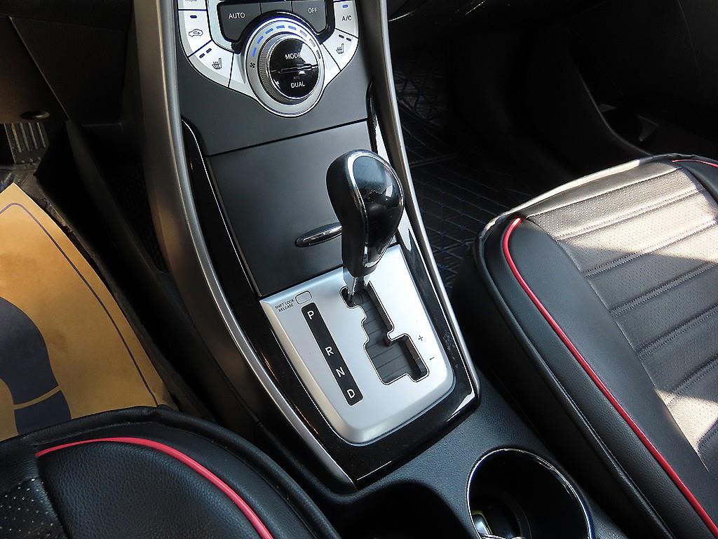 HYUNDAI Avante - Vista 10