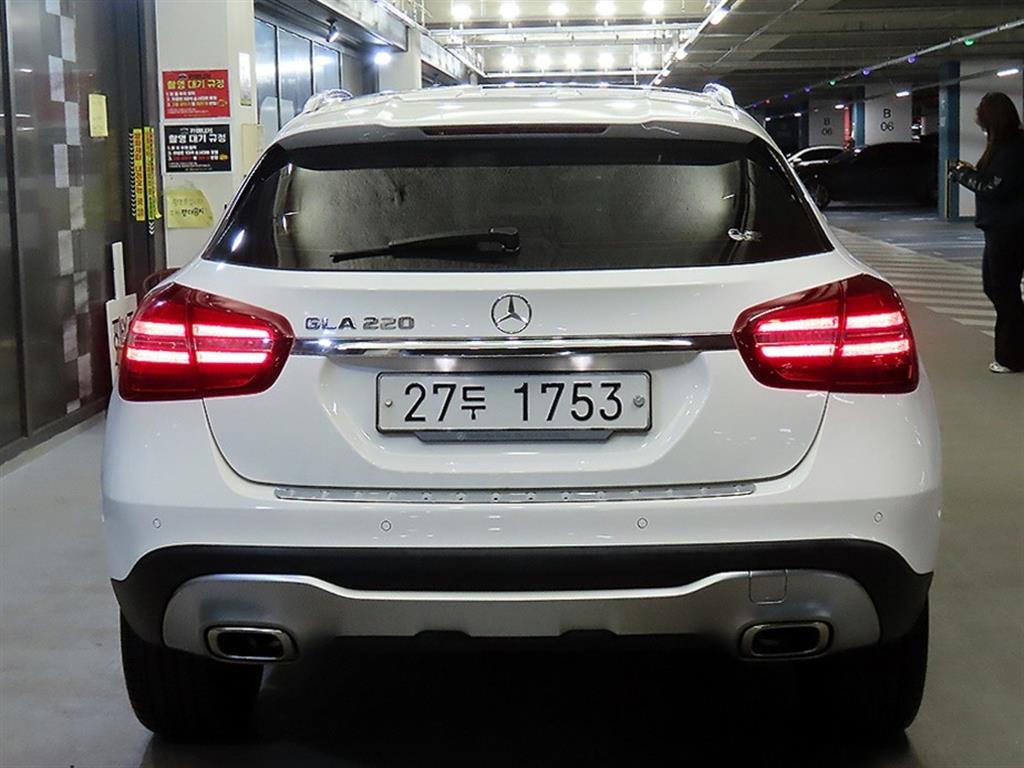 Mercedes Benz GLA Class - Vista 5