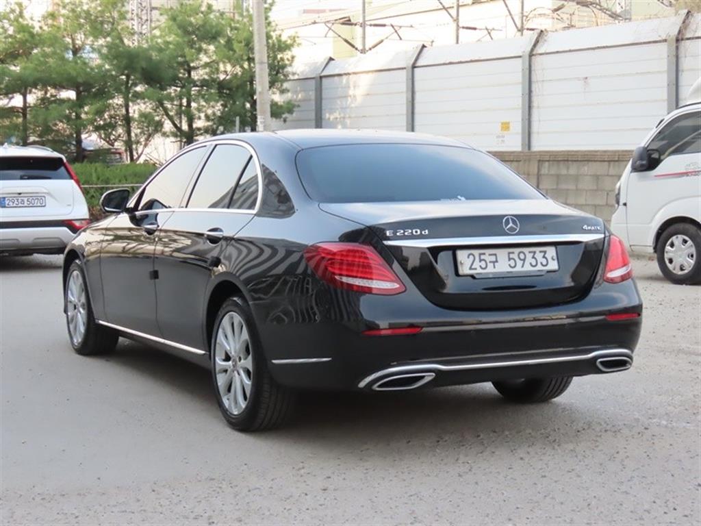 Mercedes Benz E class - Vista 4