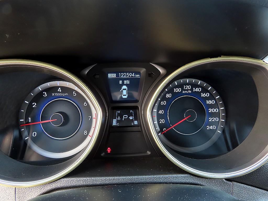 HYUNDAI Avante - Vista 9