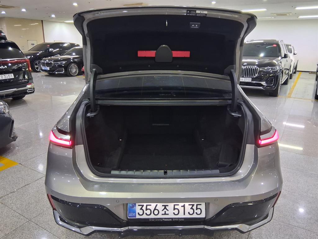 BMW 7 Series - Vista 5