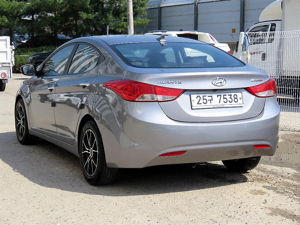 HYUNDAI Avante - Vista 3