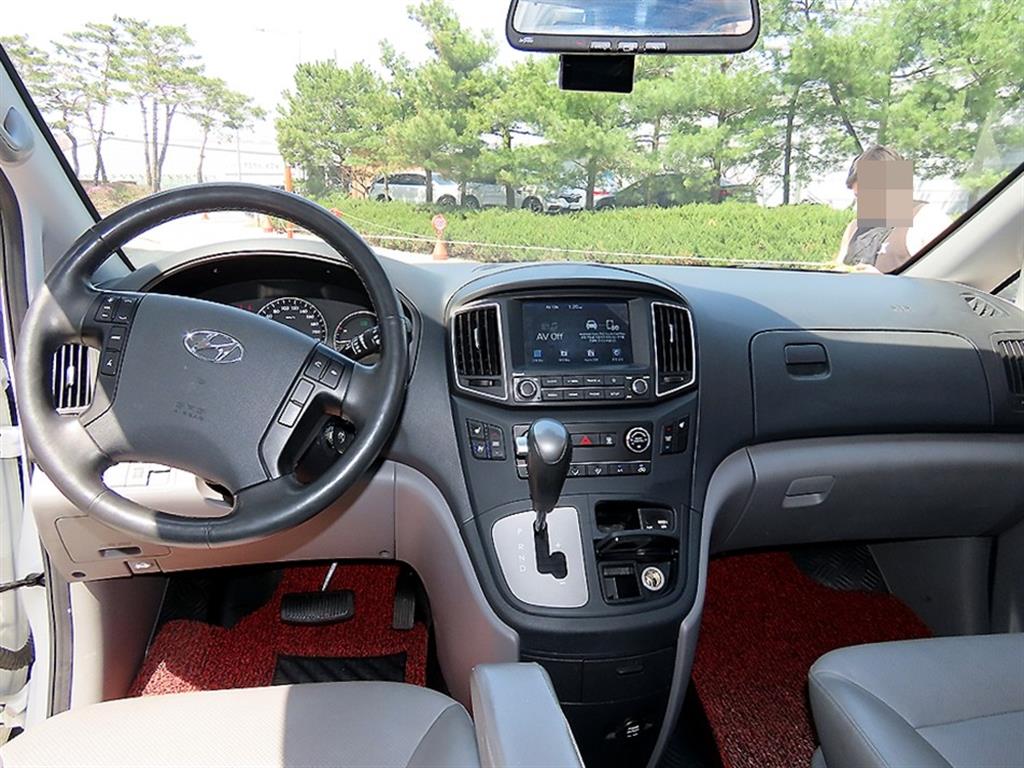 HYUNDAI Starex - Vista 8