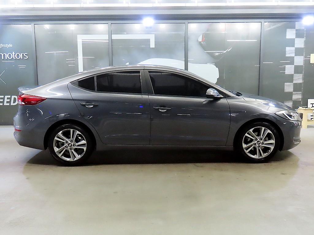 HYUNDAI Avante - Vista 3