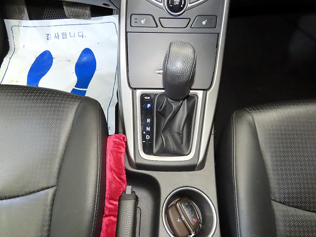 HYUNDAI Avante - Vista 12