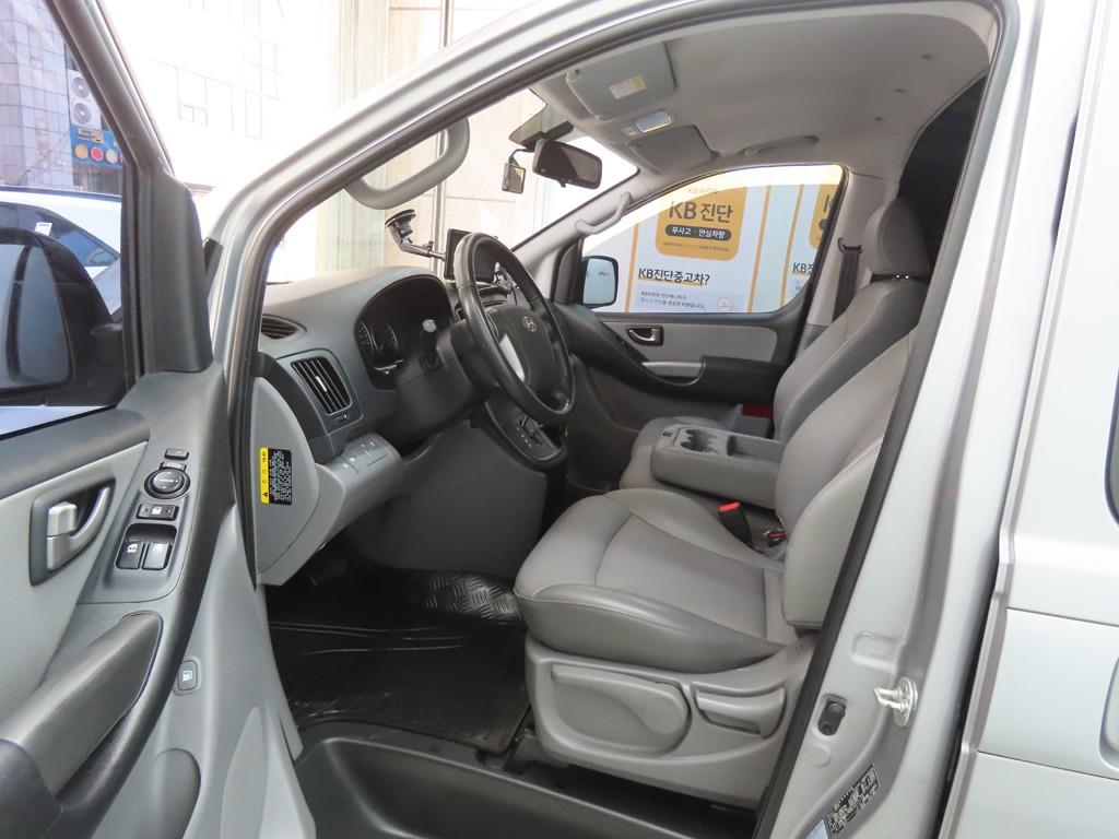 HYUNDAI Starex - Vista 5
