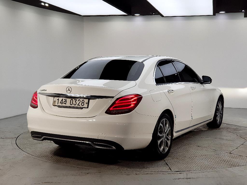 Mercedes Benz C Class - Vista 4