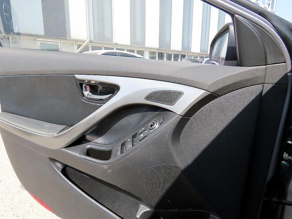 HYUNDAI Avante - Vista 11