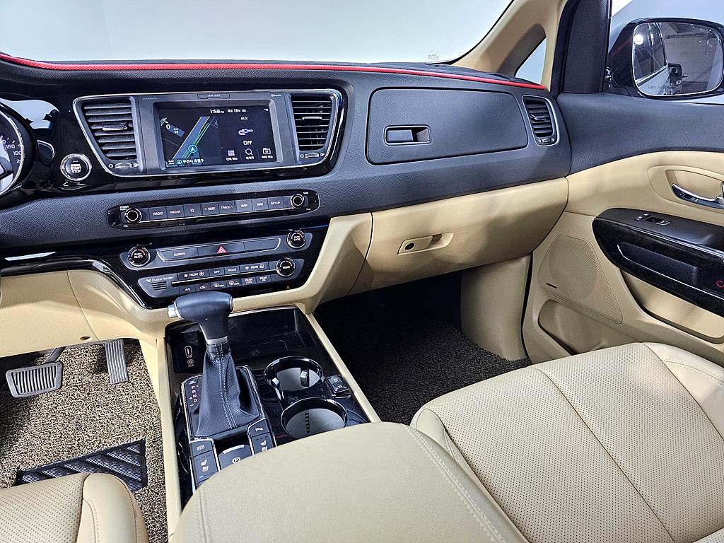 KIA Carnival - Vista 10