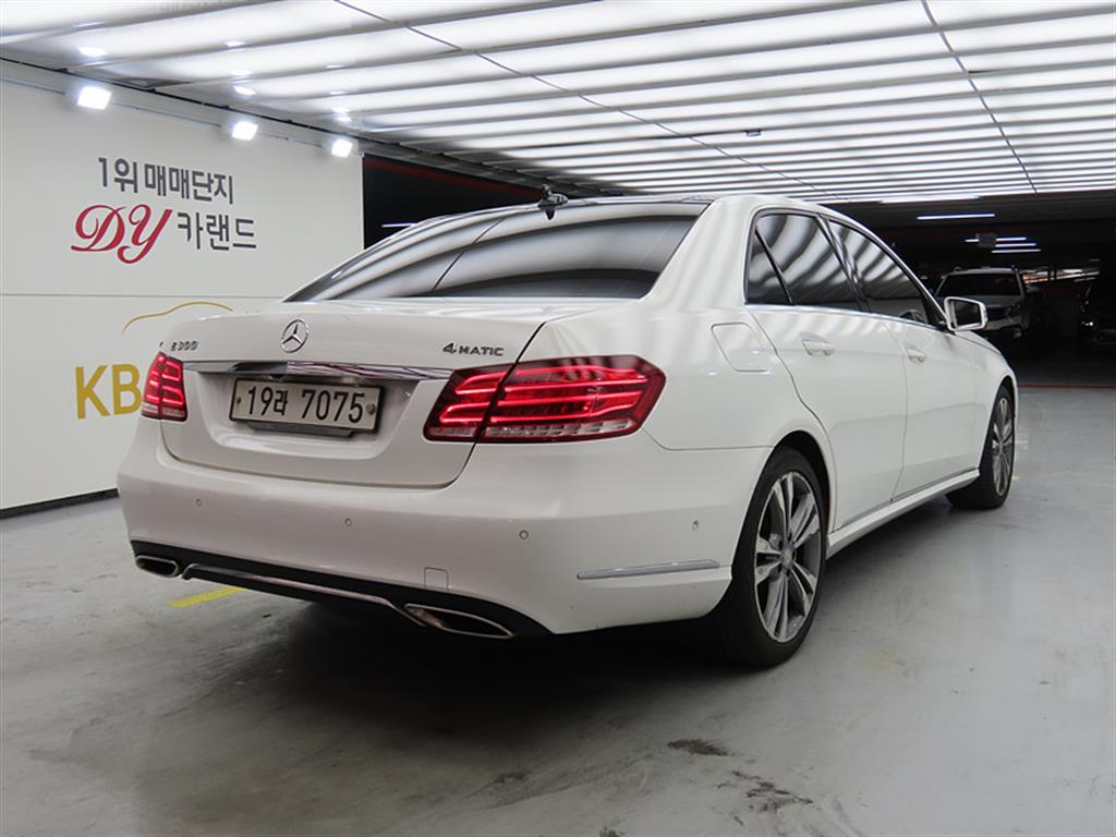 Mercedes Benz E class - Vista 4