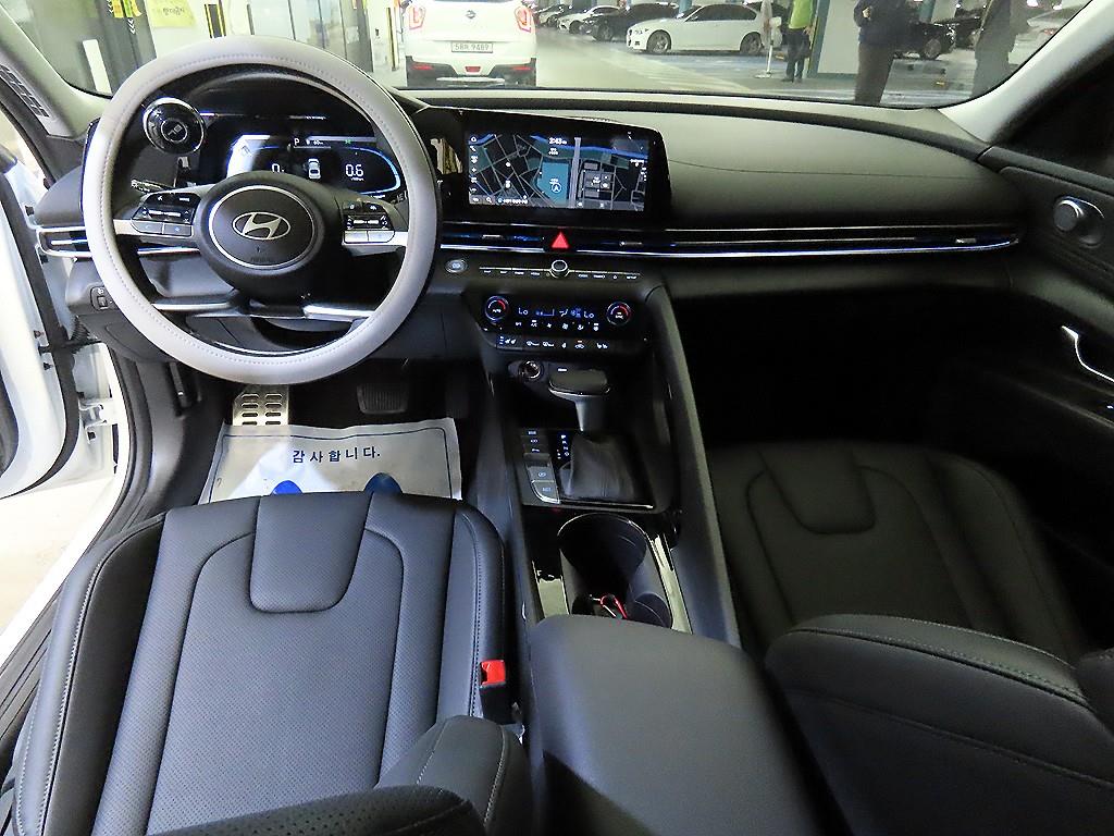 HYUNDAI Avante - Vista 10