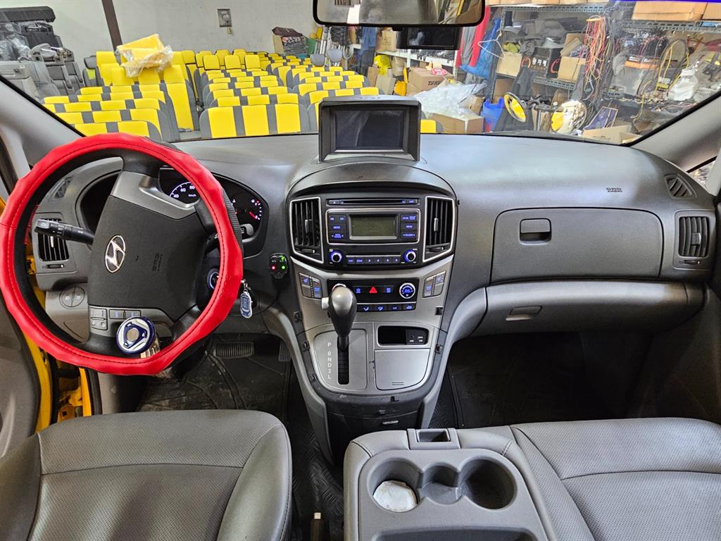 HYUNDAI Starex - Vista 8