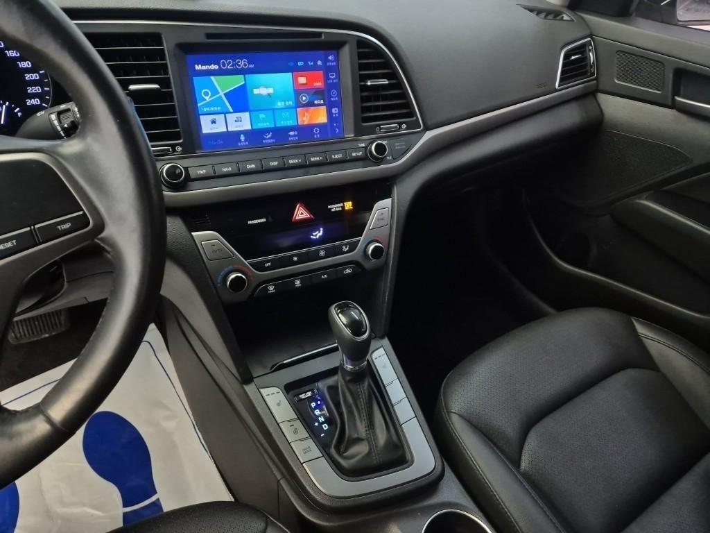 HYUNDAI Avante - Vista 10