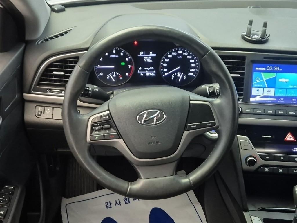 HYUNDAI Avante - Vista 9