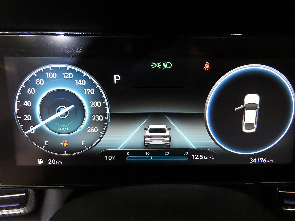 HYUNDAI Avante - Vista 9