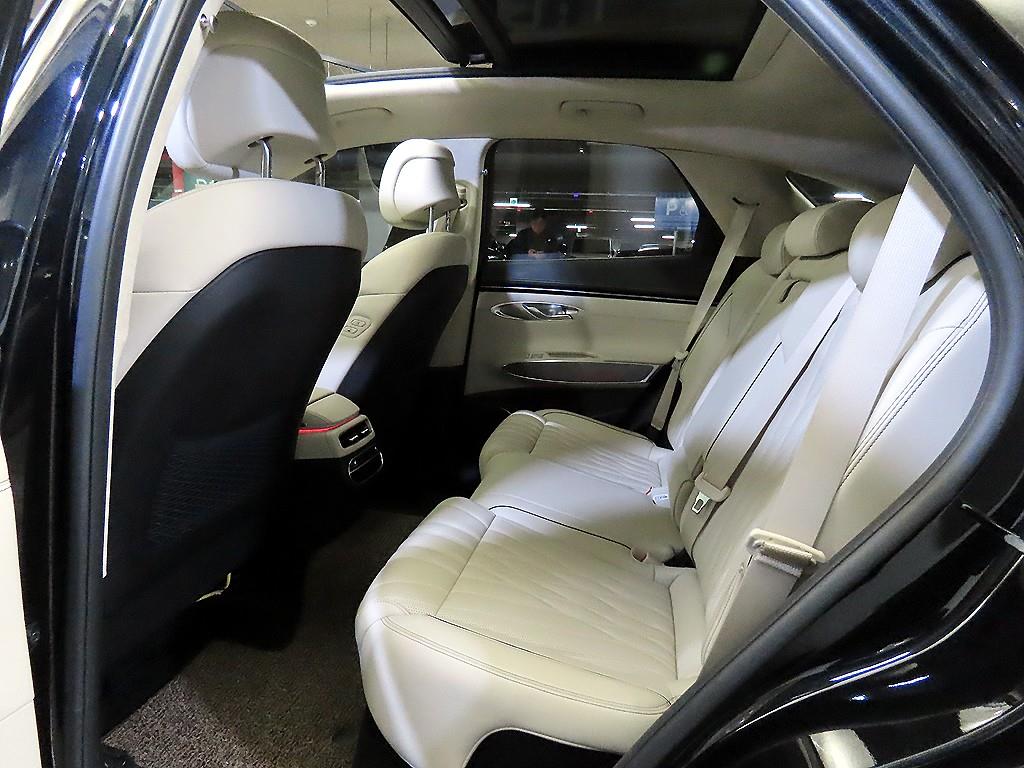 Genesis GV70 - Vista 7