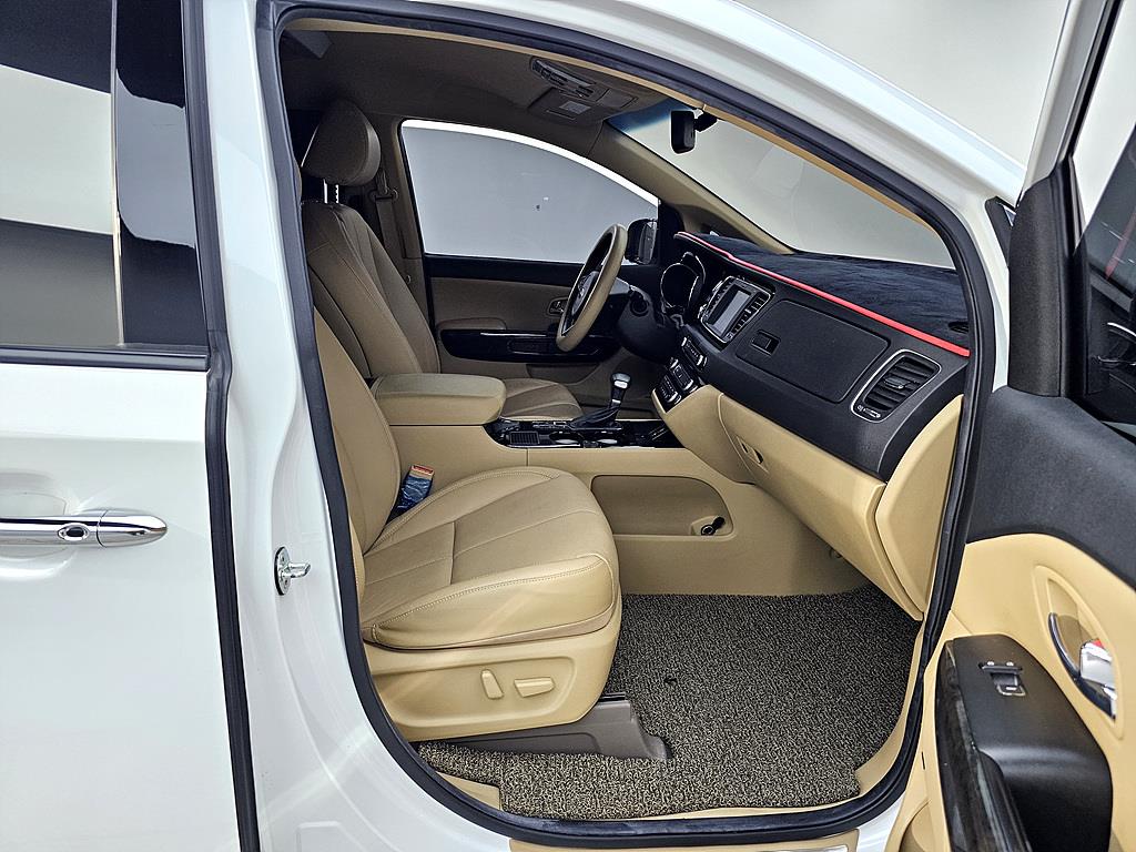 KIA Carnival - Vista 11