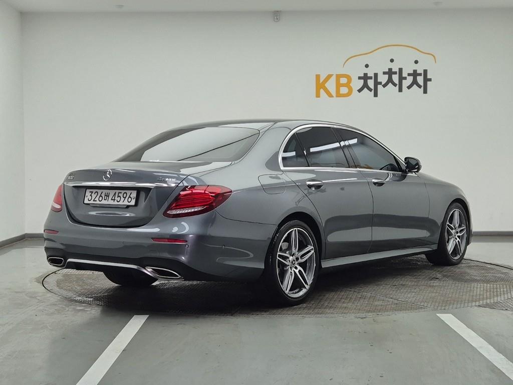 Mercedes Benz E class - Vista 4