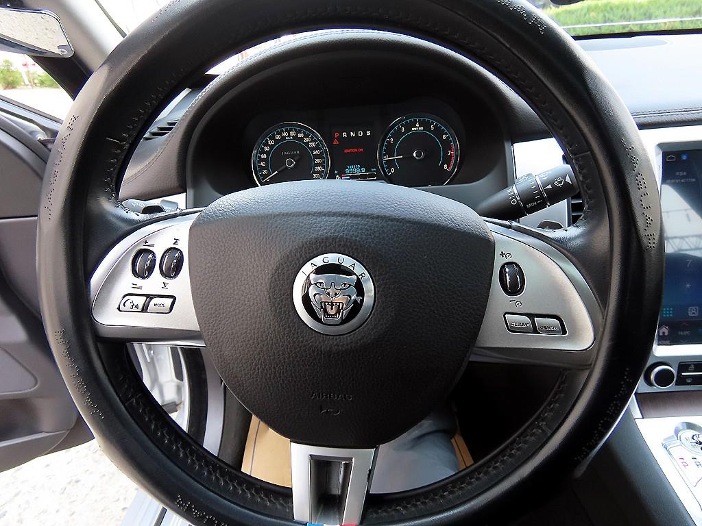 Jaguar XF - Vista 8