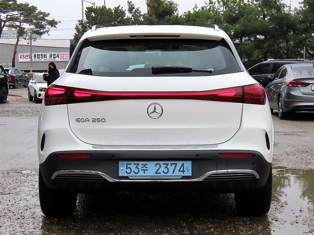 Mercedes Benz EQA - Vista 4