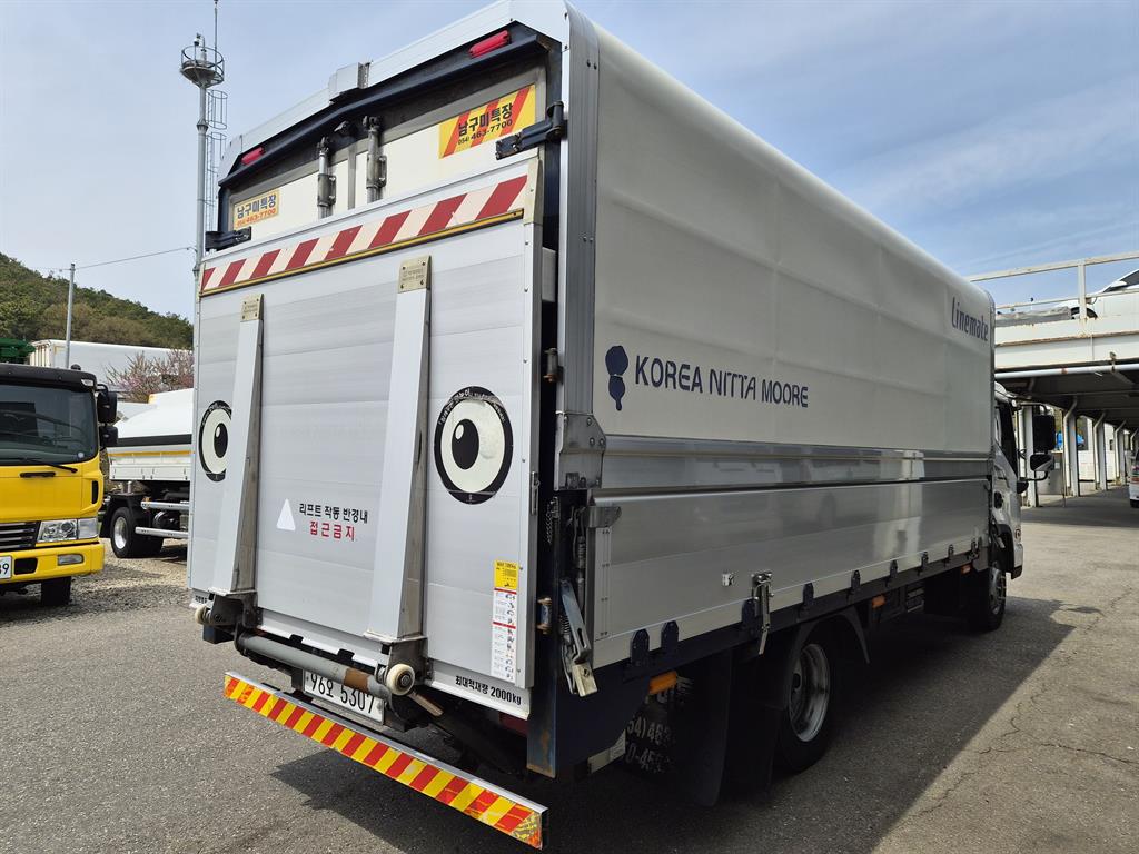 medium and large cargo truck - Vista 5