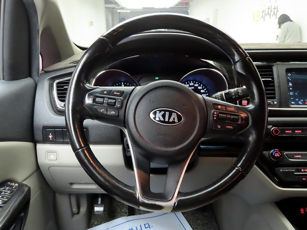 KIA Carnival - Vista 11