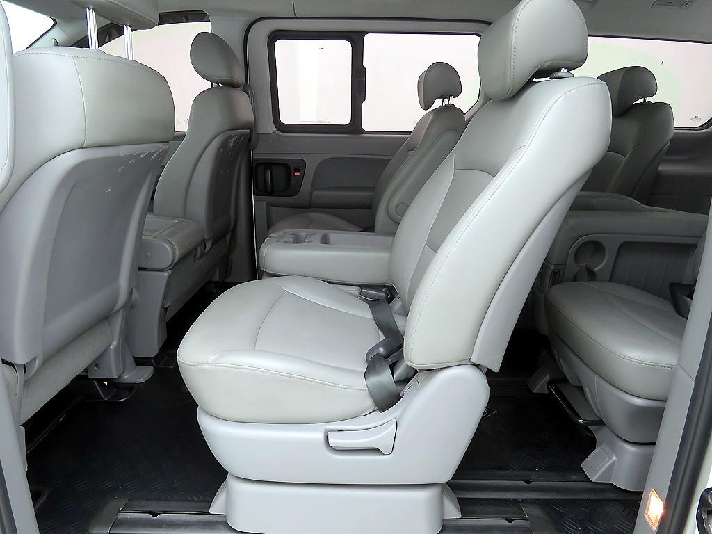 HYUNDAI Starex - Vista 7