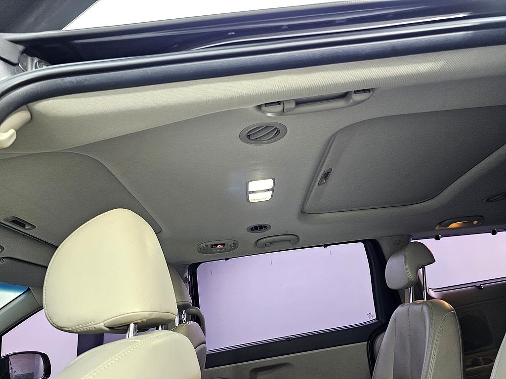 KIA Carnival - Vista 12