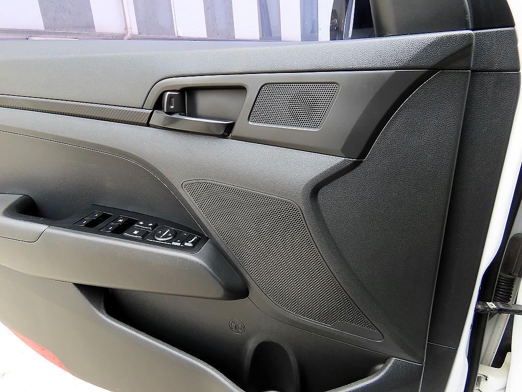 HYUNDAI Avante - Vista 11