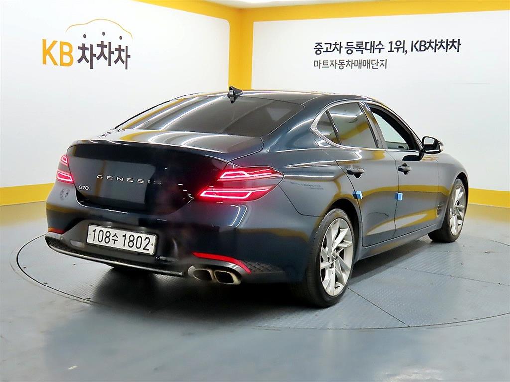Genesis G70 - Vista 4