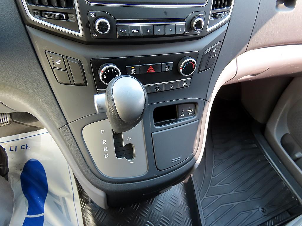 HYUNDAI Starex - Vista 10