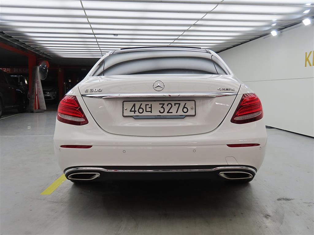 Mercedes Benz E class - Vista 3