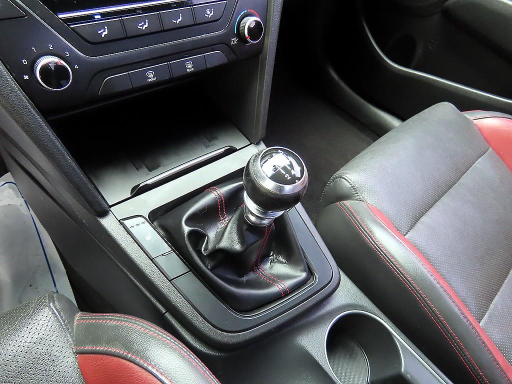 HYUNDAI Avante - Vista 10