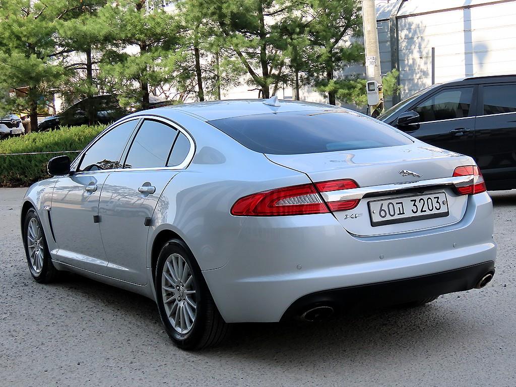 Jaguar XF - Vista 3