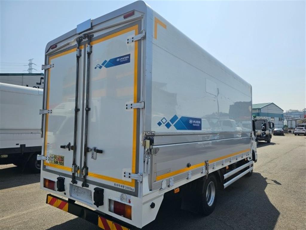 medium and large cargo truck - Vista 5