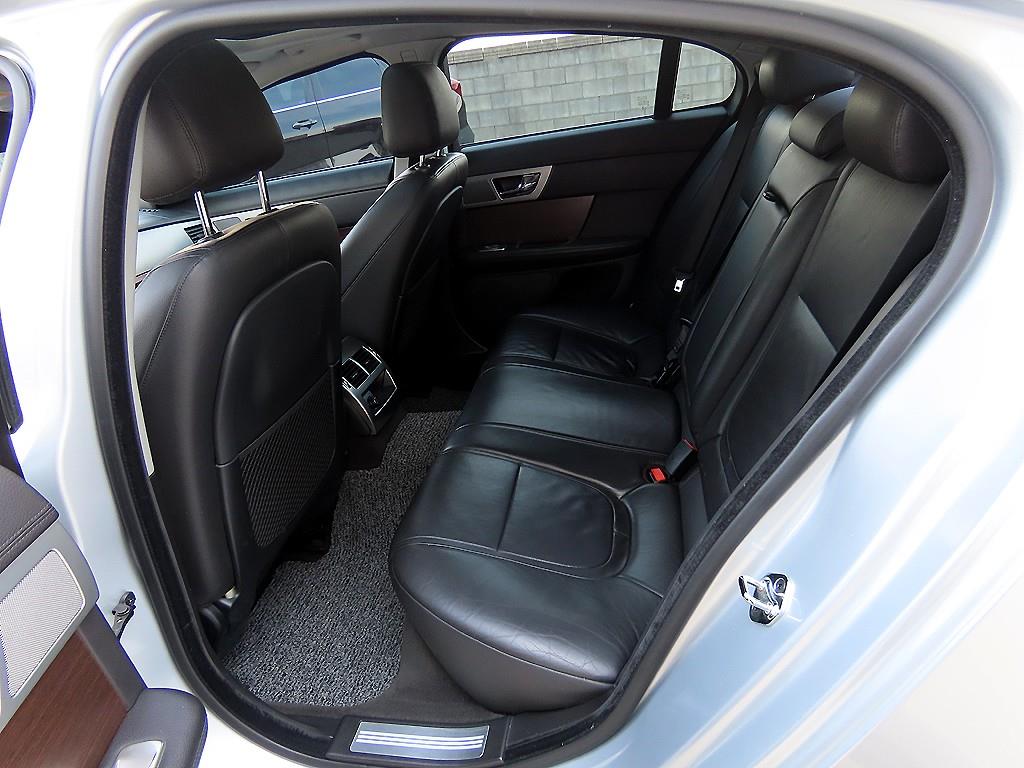Jaguar XF - Vista 6