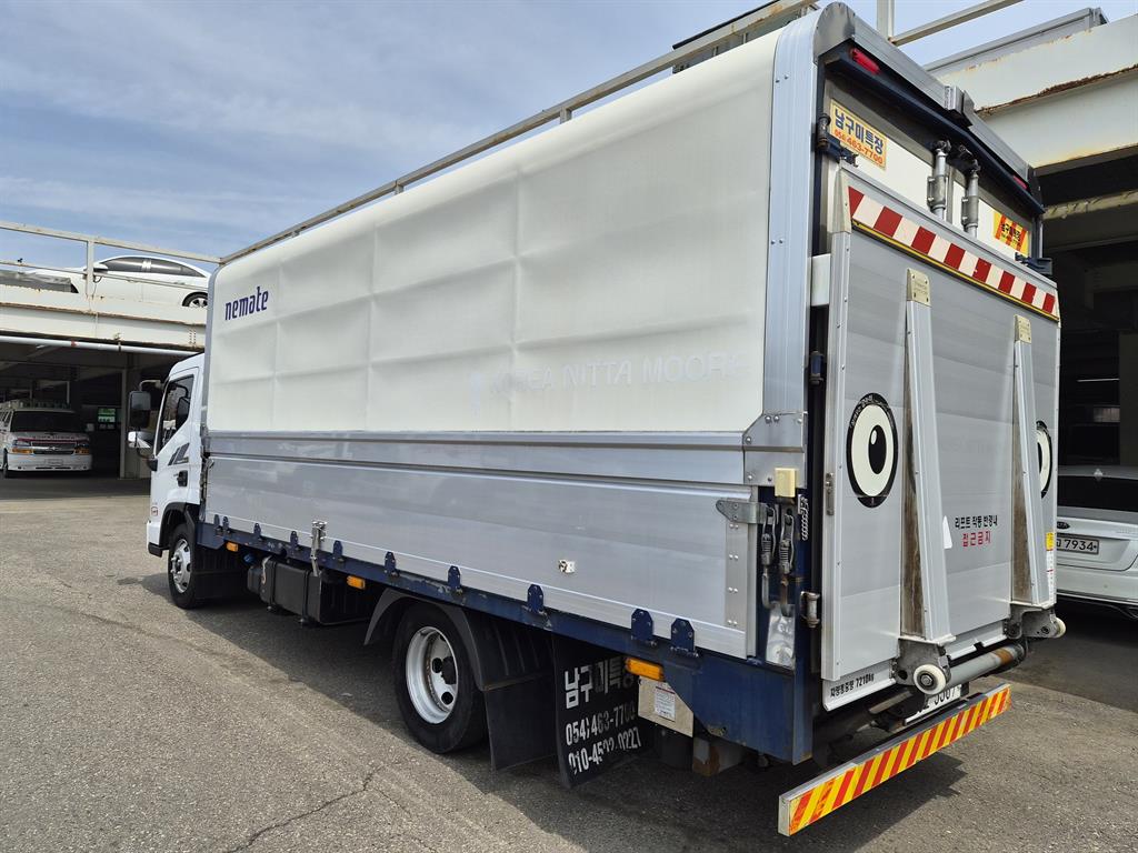 medium and large cargo truck - Vista 4