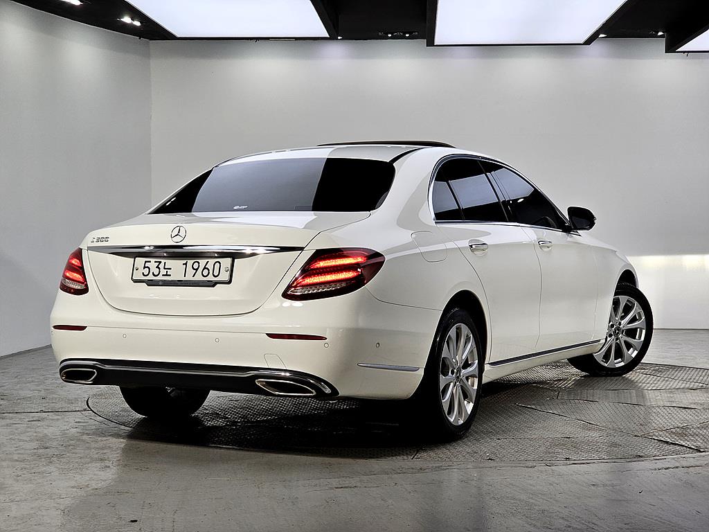 Mercedes Benz E class - Vista 4