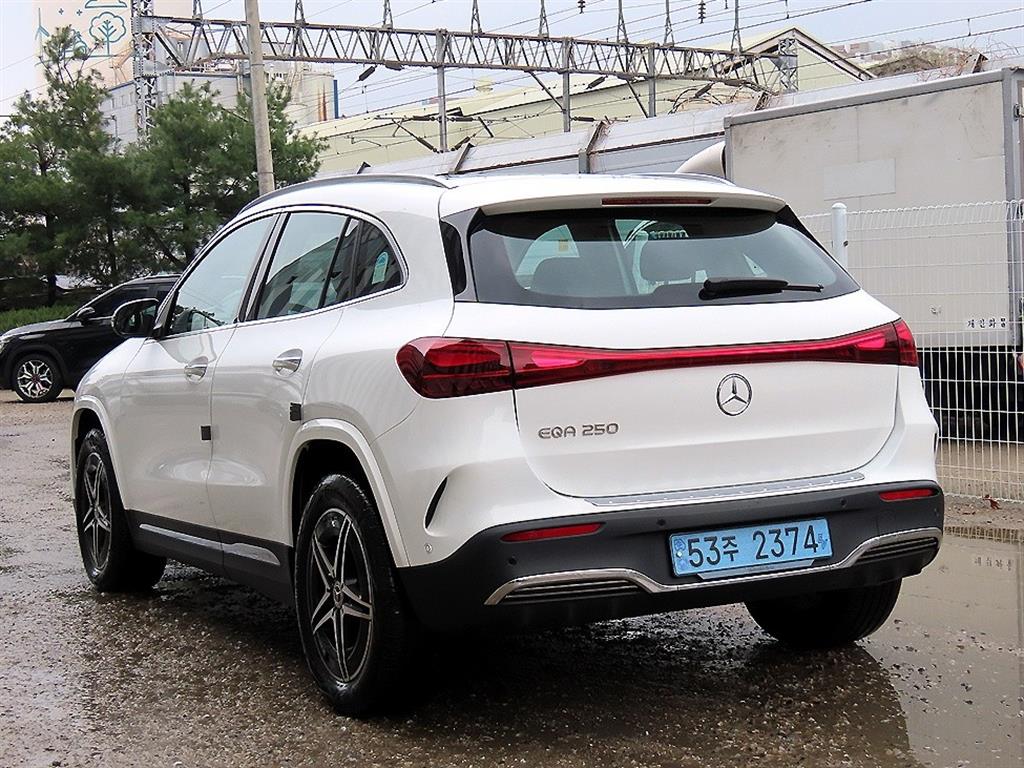 Mercedes Benz EQA - Vista 3