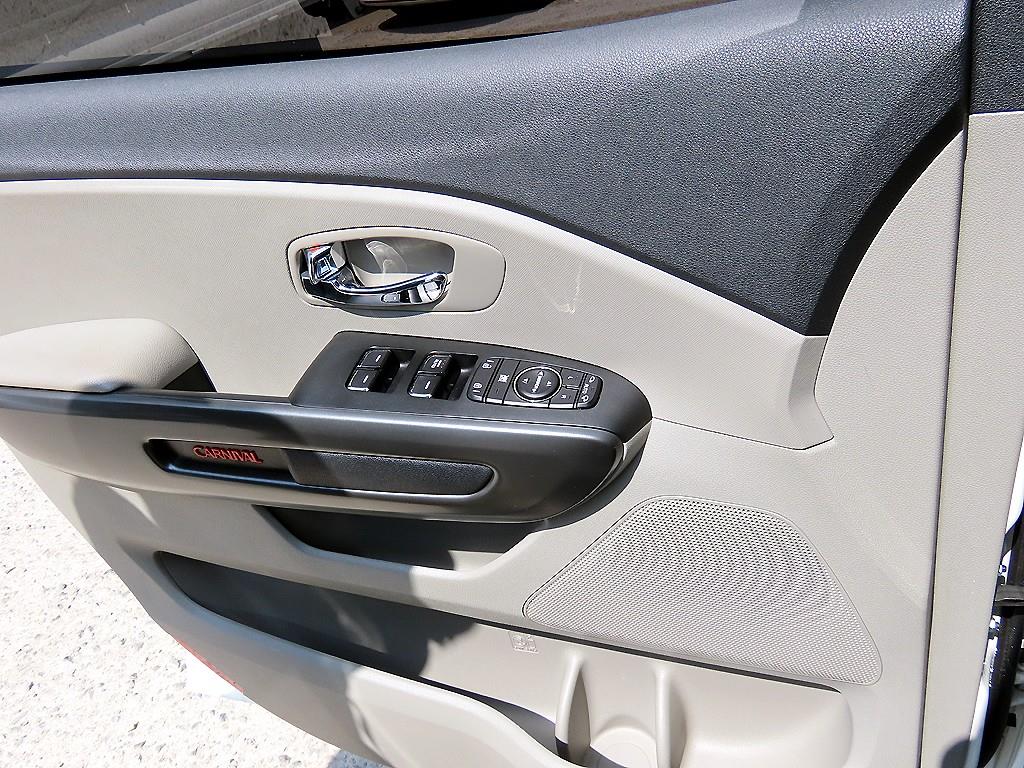 KIA Carnival - Vista 12