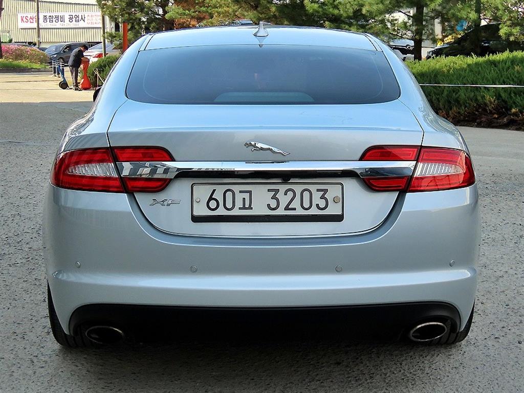 Jaguar XF - Vista 4
