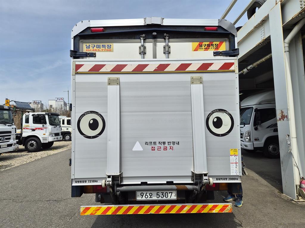 medium and large cargo truck - Vista 6