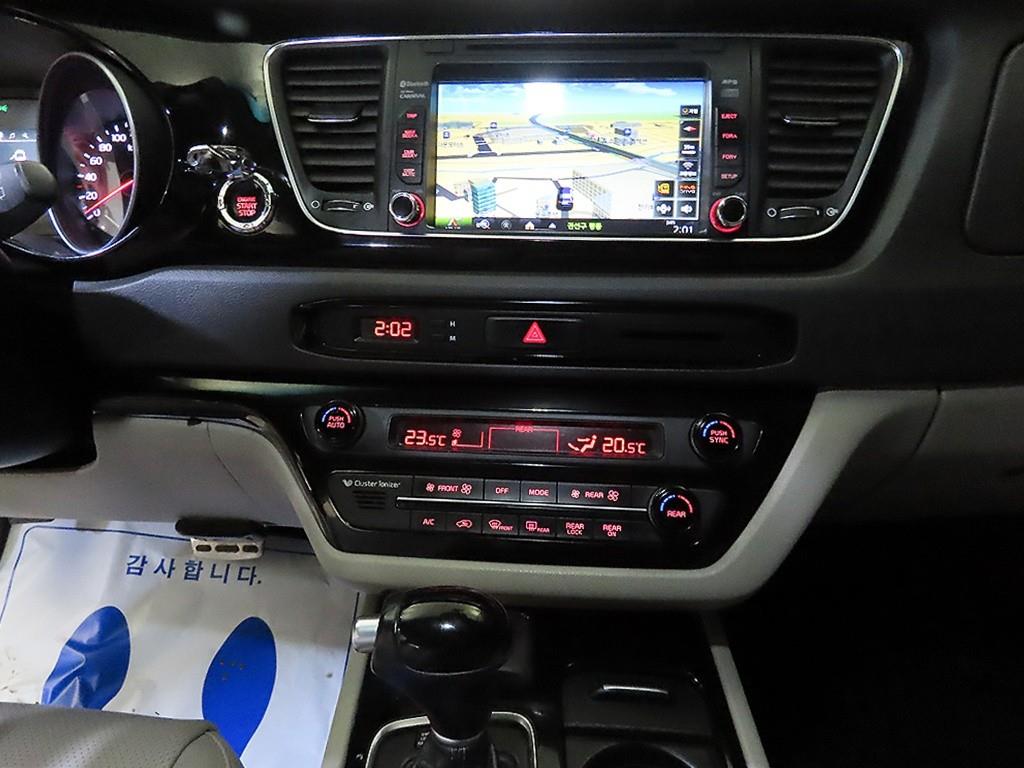 KIA Carnival - Vista 11